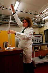 Catherine Martin, assistante ing�nieure � l'INM, Institut national de m�trologie. R�alisation d'un point triple de l'eau. 