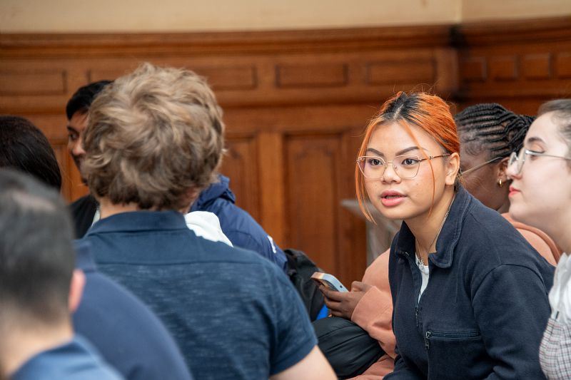 Etudiante regardant un camarade