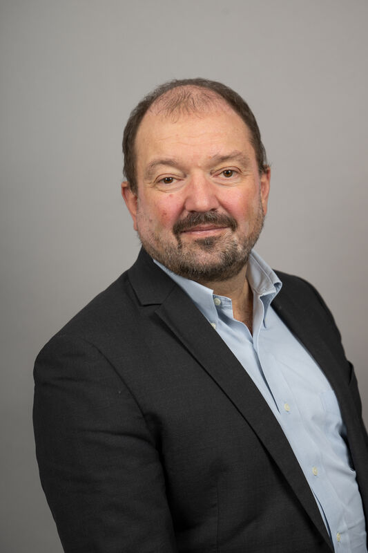 Olivier Lluansi, professeur du Cnam, titulaire de la chaire Industrie décarbonée et spécialiste des questions de réindustrialisation