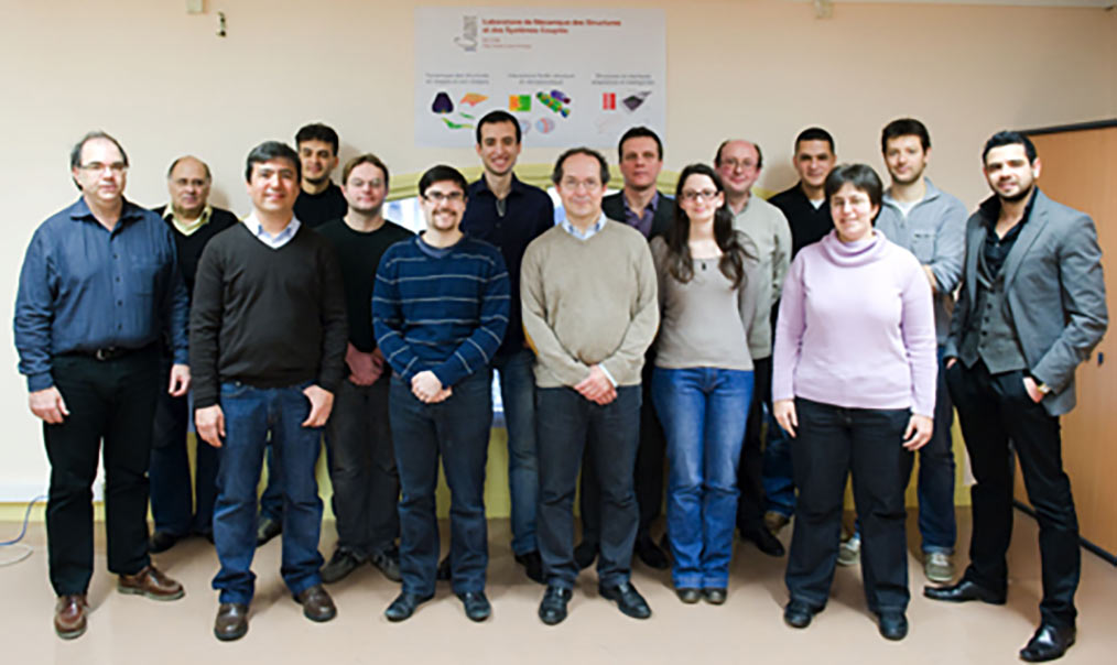 Equipe du laboratoire LMSCC: De gauche à droite : Peter GORANSSON, Roger OHAYON, Jean-François DEÜ, Luciano DA SILVA PEREIRA, Philippe KEMPF, Mathieu AUCEJO, Yassine KARIM, Alexandre GARCIA, Antoine LEGAY, Lucie ROULEAU, Olivier DE SMET, Yacine BRÄHIA, St