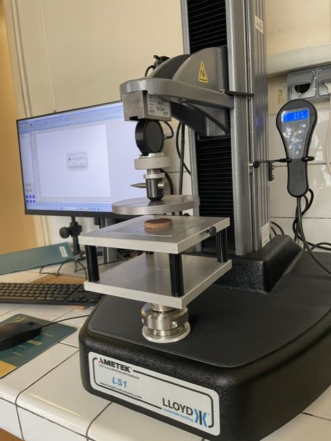 Texturomètre utilisé pour mesurer le collant de  la pâte